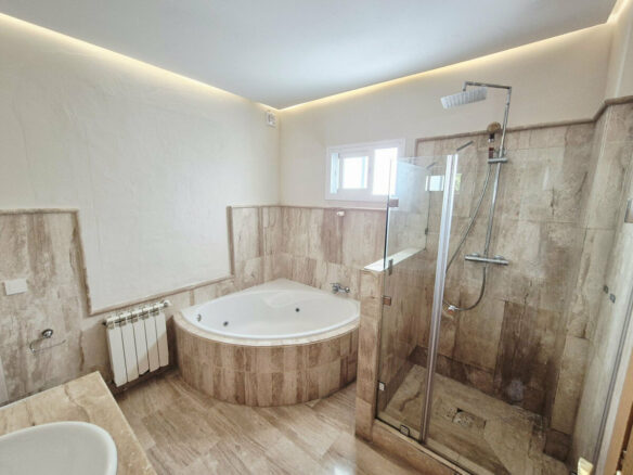 FOR SALE 🏡 Four-Bedroom Villa to Renovate on a 1,100 m² Plot near the Beach – Casasola, Estepona East 🇪🇸