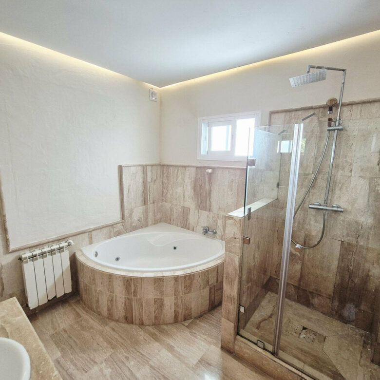 FOR SALE 🏡 Four-Bedroom Villa to Renovate on a 1,100 m² Plot near the Beach – Casasola, Estepona East 🇪🇸