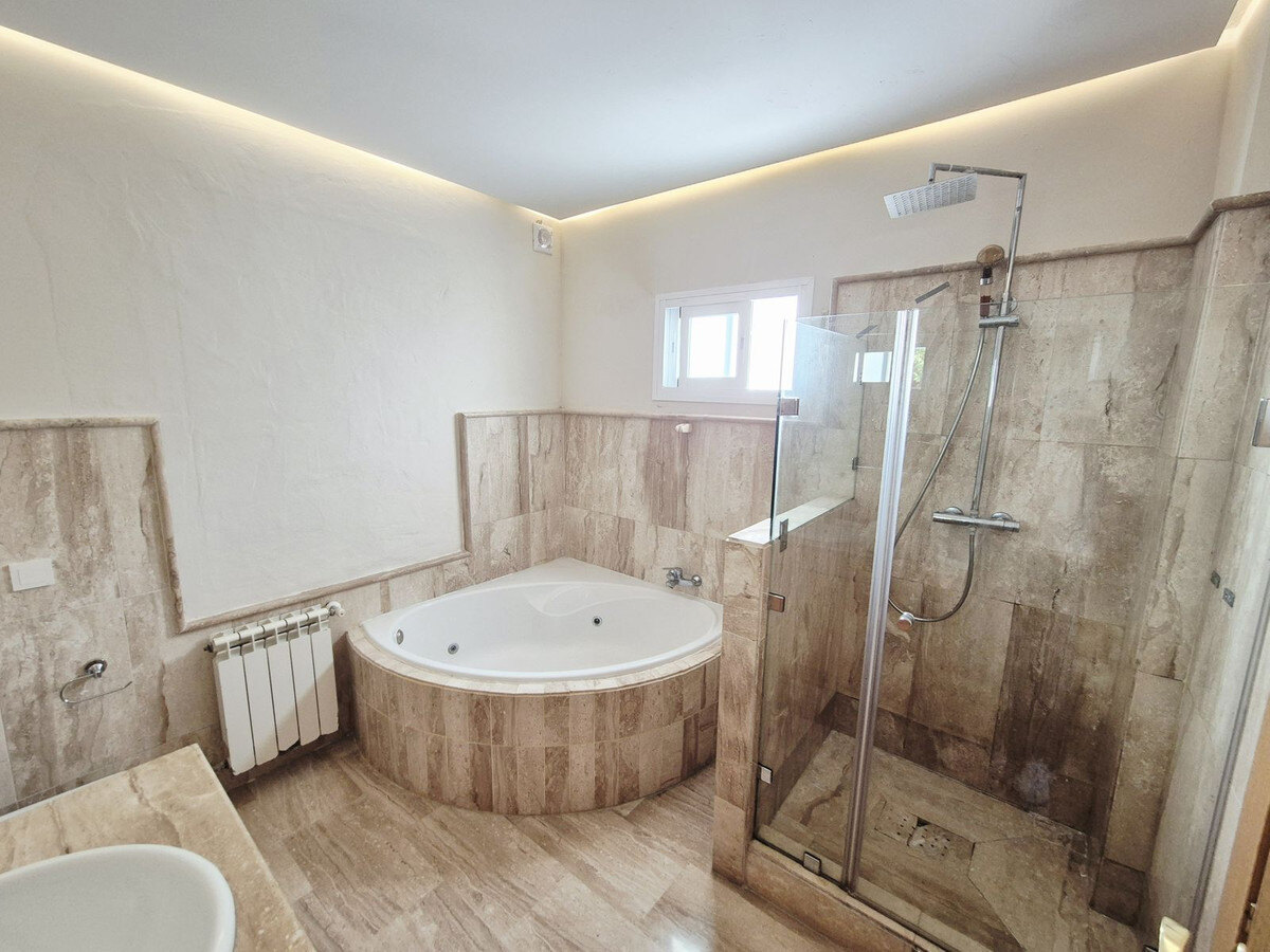 FOR SALE 🏡 Four-Bedroom Villa to Renovate on a 1,100 m² Plot near the Beach – Casasola, Estepona East 🇪🇸