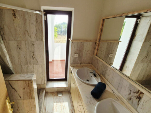 FOR SALE 🏡 Four-Bedroom Villa to Renovate on a 1,100 m² Plot near the Beach – Casasola, Estepona East 🇪🇸