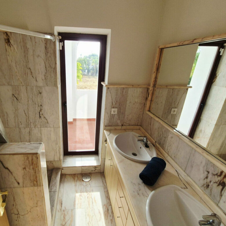 FOR SALE 🏡 Four-Bedroom Villa to Renovate on a 1,100 m² Plot near the Beach – Casasola, Estepona East 🇪🇸