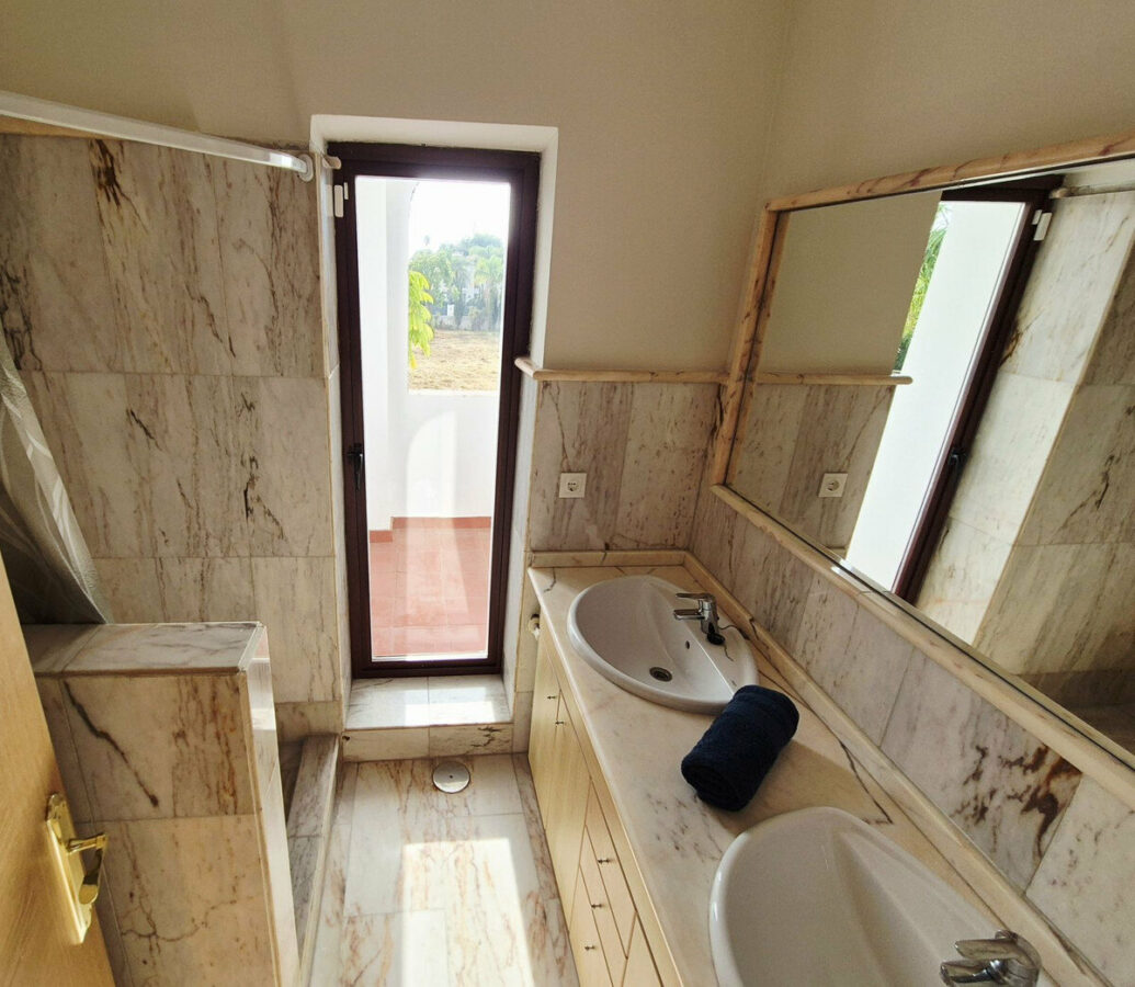 FOR SALE 🏡 Four-Bedroom Villa to Renovate on a 1,100 m² Plot near the Beach – Casasola, Estepona East 🇪🇸