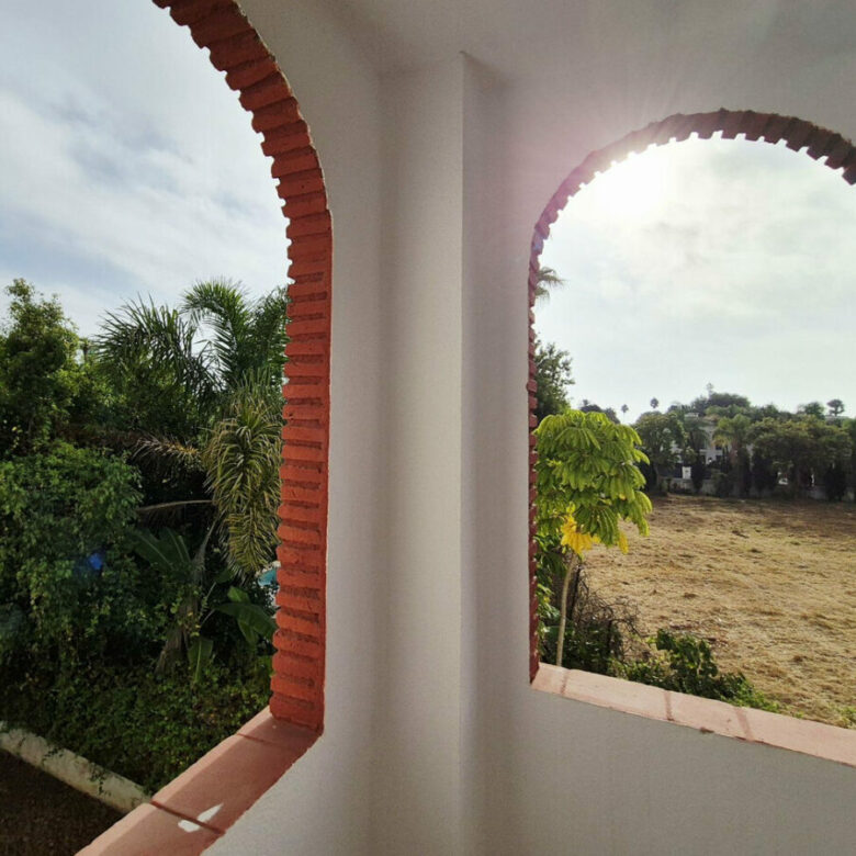FOR SALE 🏡 Four-Bedroom Villa to Renovate on a 1,100 m² Plot near the Beach – Casasola, Estepona East 🇪🇸