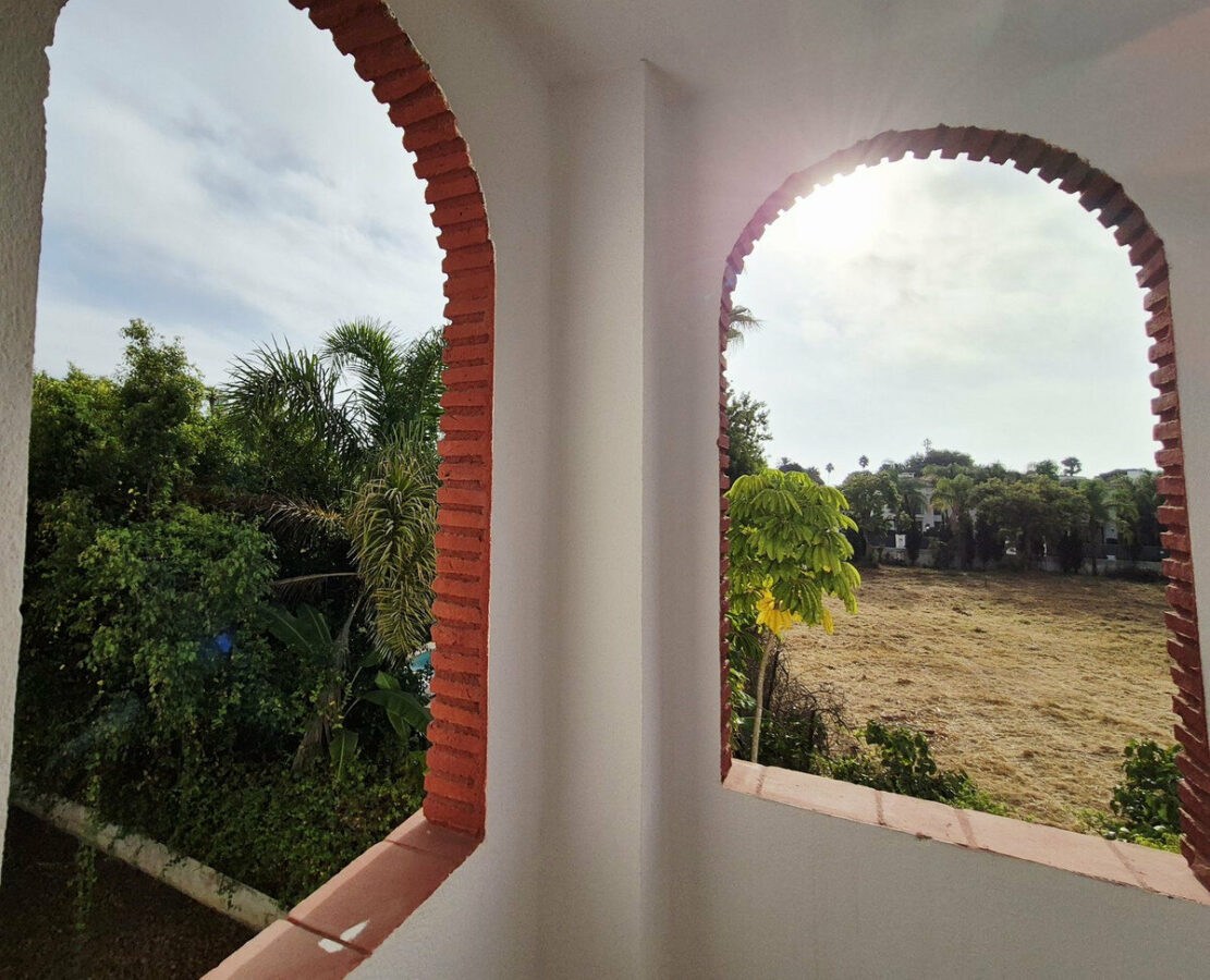 FOR SALE 🏡 Four-Bedroom Villa to Renovate on a 1,100 m² Plot near the Beach – Casasola, Estepona East 🇪🇸