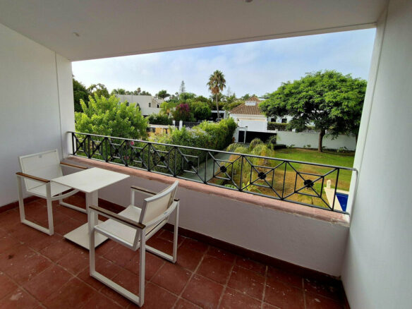 FOR SALE 🏡 Four-Bedroom Villa to Renovate on a 1,100 m² Plot near the Beach – Casasola, Estepona East 🇪🇸