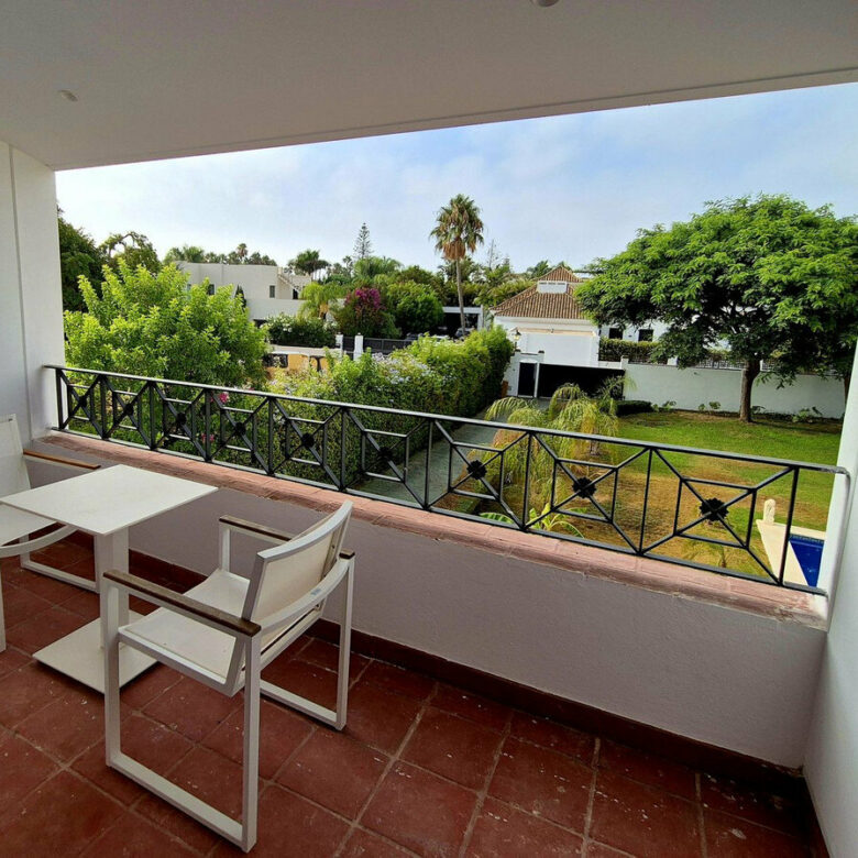 FOR SALE 🏡 Four-Bedroom Villa to Renovate on a 1,100 m² Plot near the Beach – Casasola, Estepona East 🇪🇸