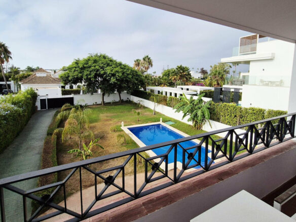 FOR SALE 🏡 Four-Bedroom Villa to Renovate on a 1,100 m² Plot near the Beach – Casasola, Estepona East 🇪🇸
