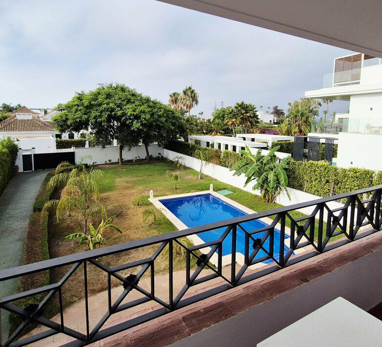FOR SALE 🏡 Four-Bedroom Villa to Renovate on a 1,100 m² Plot near the Beach – Casasola, Estepona East 🇪🇸