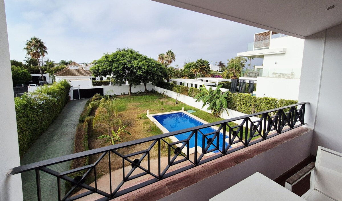FOR SALE 🏡 Four-Bedroom Villa to Renovate on a 1,100 m² Plot near the Beach – Casasola, Estepona East 🇪🇸