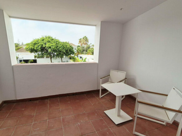 FOR SALE 🏡 Four-Bedroom Villa to Renovate on a 1,100 m² Plot near the Beach – Casasola, Estepona East 🇪🇸