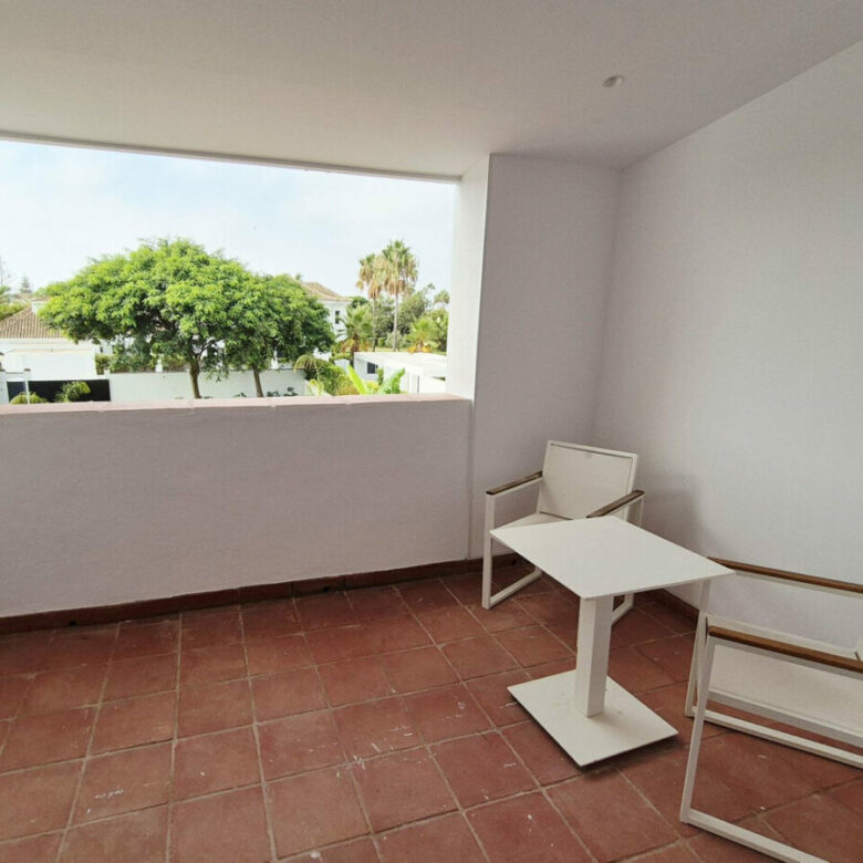 FOR SALE 🏡 Four-Bedroom Villa to Renovate on a 1,100 m² Plot near the Beach – Casasola, Estepona East 🇪🇸