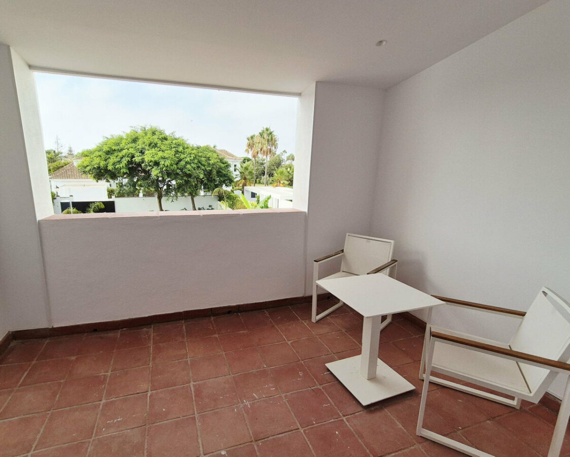 FOR SALE 🏡 Four-Bedroom Villa to Renovate on a 1,100 m² Plot near the Beach – Casasola, Estepona East 🇪🇸