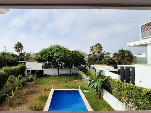 FOR SALE 🏡 Four-Bedroom Villa to Renovate on a 1,100 m² Plot near the Beach – Casasola, Estepona East 🇪🇸