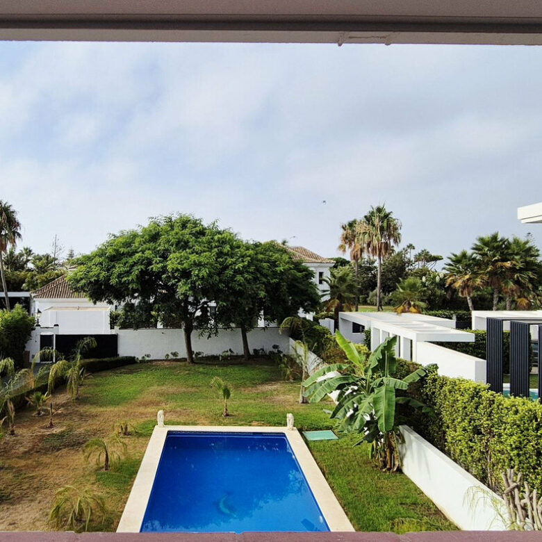 FOR SALE 🏡 Four-Bedroom Villa to Renovate on a 1,100 m² Plot near the Beach – Casasola, Estepona East 🇪🇸