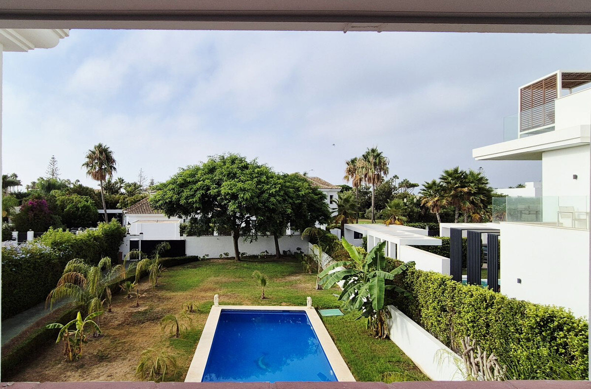 FOR SALE 🏡 Four-Bedroom Villa to Renovate on a 1,100 m² Plot near the Beach – Casasola, Estepona East 🇪🇸
