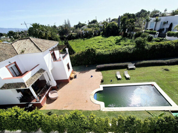 FOR SALE 🏡 Four-Bedroom Villa to Renovate on a 1,100 m² Plot near the Beach – Casasola, Estepona East 🇪🇸
