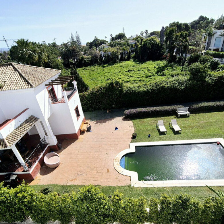 FOR SALE 🏡 Four-Bedroom Villa to Renovate on a 1,100 m² Plot near the Beach – Casasola, Estepona East 🇪🇸