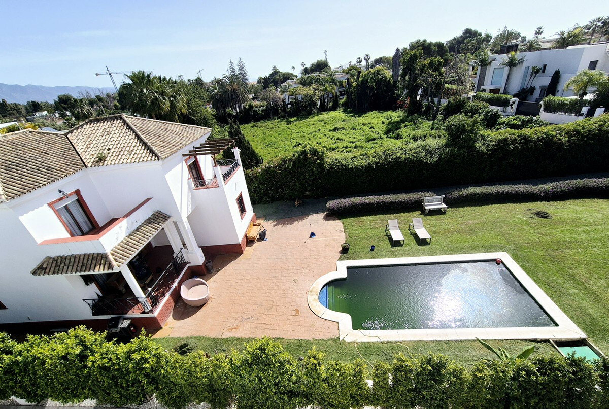 FOR SALE 🏡 Four-Bedroom Villa to Renovate on a 1,100 m² Plot near the Beach – Casasola, Estepona East 🇪🇸
