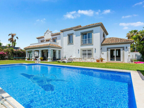 FOR SALE 🏡 Andalusian Four-Bedroom Villa 50 m from the Beach with Large Pool – Costalita, Estepona East 🇪🇸