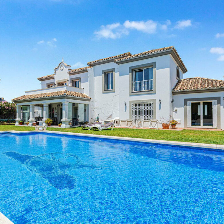 FOR SALE 🏡 Andalusian Four-Bedroom Villa 50 m from the Beach with Large Pool – Costalita, Estepona East 🇪🇸