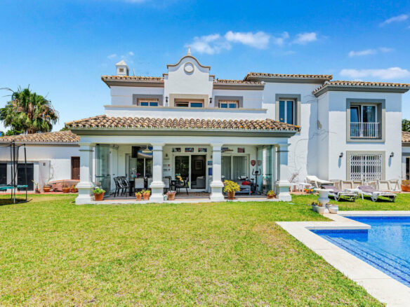 FOR SALE 🏡 Andalusian Four-Bedroom Villa 50 m from the Beach with Large Pool – Costalita, Estepona East 🇪🇸