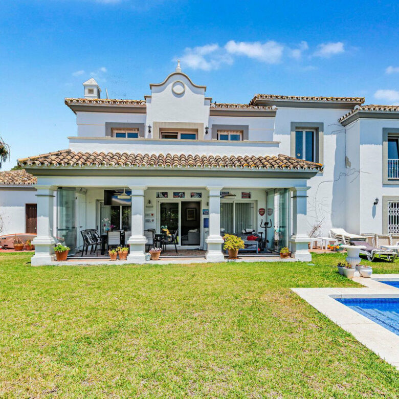 FOR SALE 🏡 Andalusian Four-Bedroom Villa 50 m from the Beach with Large Pool – Costalita, Estepona East 🇪🇸
