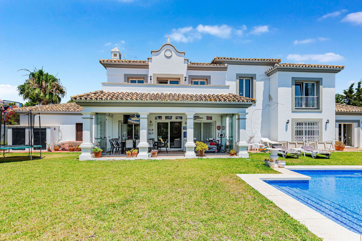 FOR SALE 🏡 Andalusian Four-Bedroom Villa 50 m from the Beach with Large Pool – Costalita, Estepona East 🇪🇸