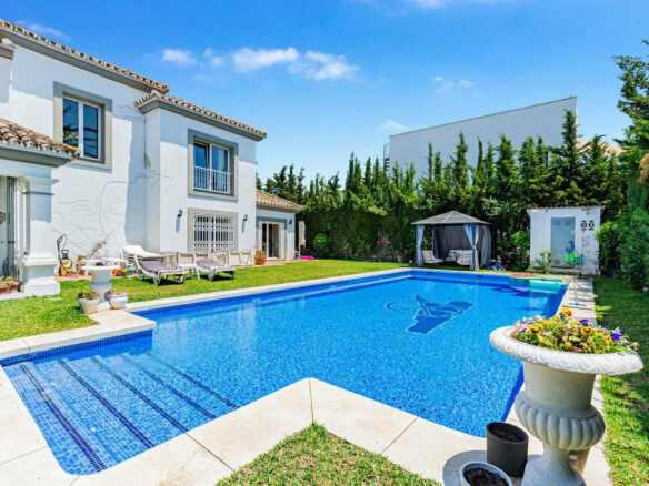 FOR SALE 🏡 Andalusian Four-Bedroom Villa 50 m from the Beach with Large Pool – Costalita, Estepona East 🇪🇸
