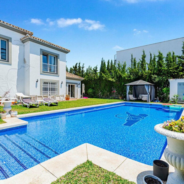 FOR SALE 🏡 Andalusian Four-Bedroom Villa 50 m from the Beach with Large Pool – Costalita, Estepona East 🇪🇸