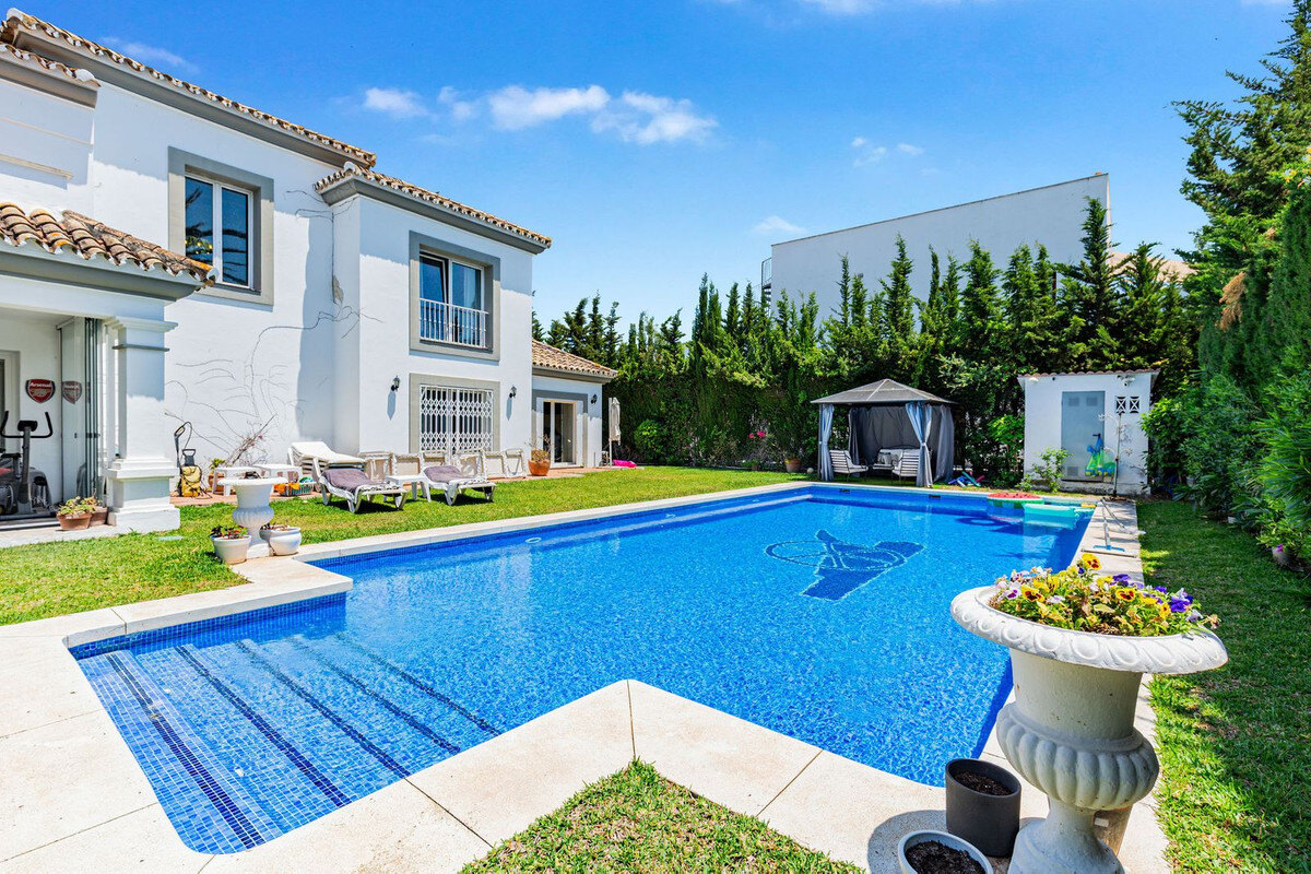 FOR SALE 🏡 Andalusian Four-Bedroom Villa 50 m from the Beach with Large Pool – Costalita, Estepona East 🇪🇸