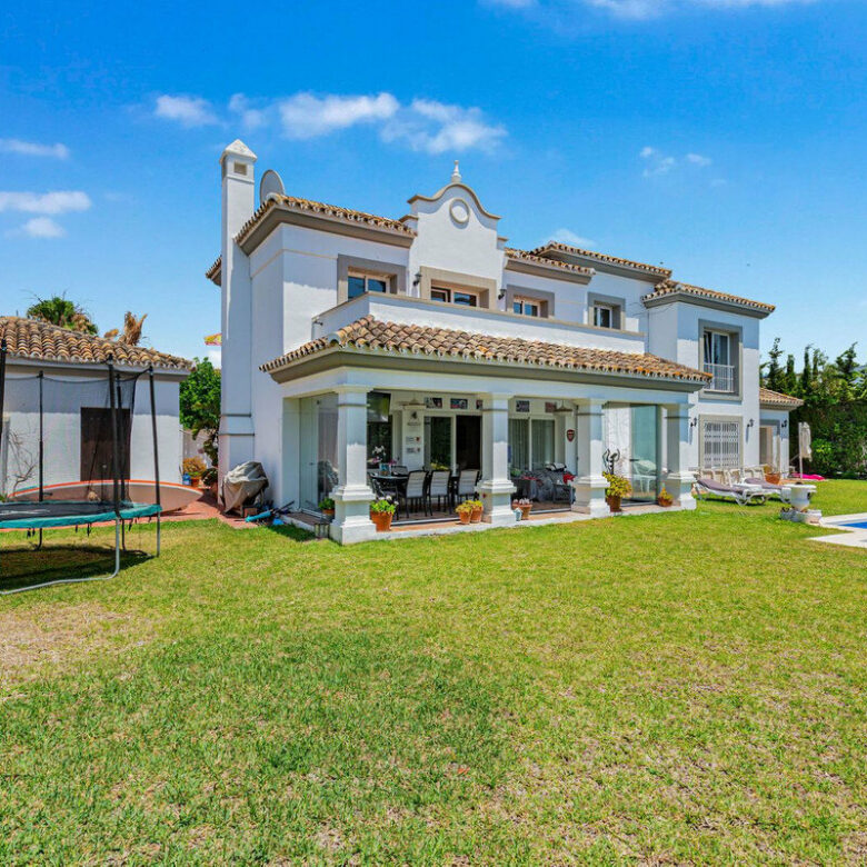 FOR SALE 🏡 Andalusian Four-Bedroom Villa 50 m from the Beach with Large Pool – Costalita, Estepona East 🇪🇸