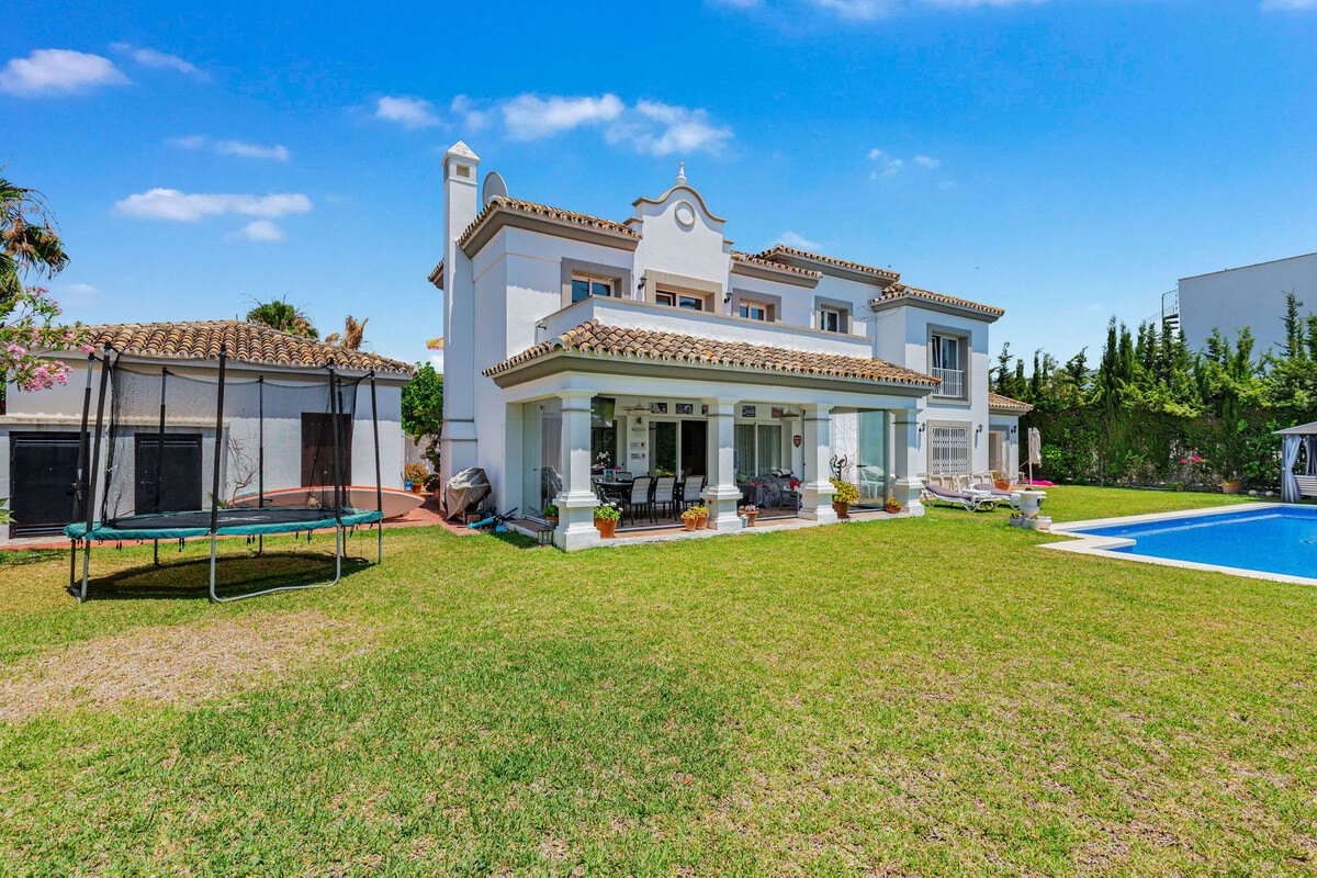 FOR SALE 🏡 Andalusian Four-Bedroom Villa 50 m from the Beach with Large Pool – Costalita, Estepona East 🇪🇸
