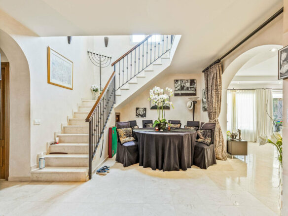 FOR SALE 🏡 Andalusian Four-Bedroom Villa 50 m from the Beach with Large Pool – Costalita, Estepona East 🇪🇸