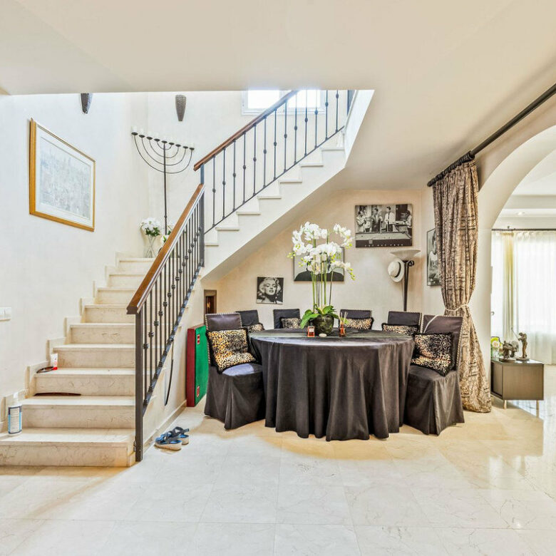 FOR SALE 🏡 Andalusian Four-Bedroom Villa 50 m from the Beach with Large Pool – Costalita, Estepona East 🇪🇸