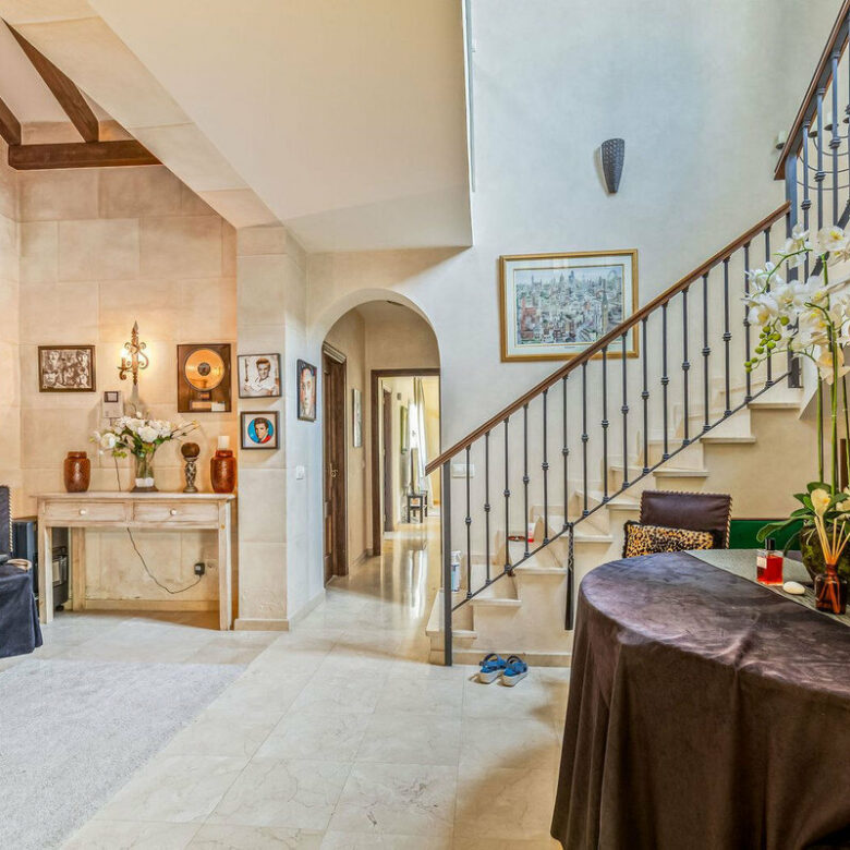 FOR SALE 🏡 Andalusian Four-Bedroom Villa 50 m from the Beach with Large Pool – Costalita, Estepona East 🇪🇸