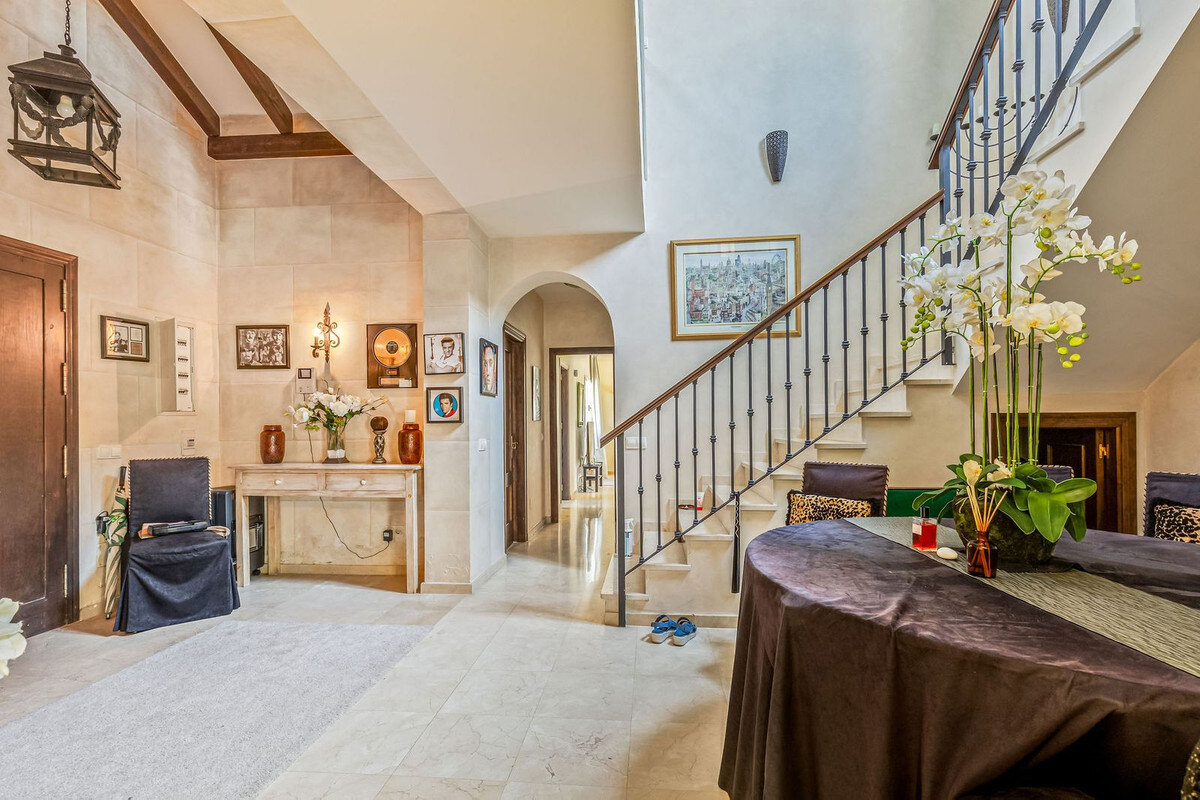 FOR SALE 🏡 Andalusian Four-Bedroom Villa 50 m from the Beach with Large Pool – Costalita, Estepona East 🇪🇸