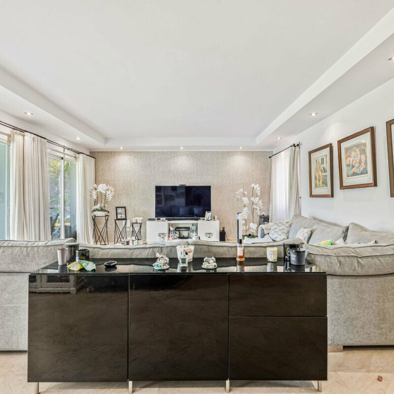FOR SALE 🏡 Andalusian Four-Bedroom Villa 50 m from the Beach with Large Pool – Costalita, Estepona East 🇪🇸