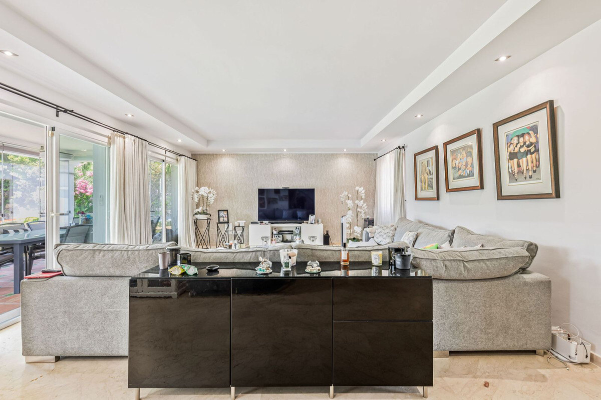 FOR SALE 🏡 Andalusian Four-Bedroom Villa 50 m from the Beach with Large Pool – Costalita, Estepona East 🇪🇸