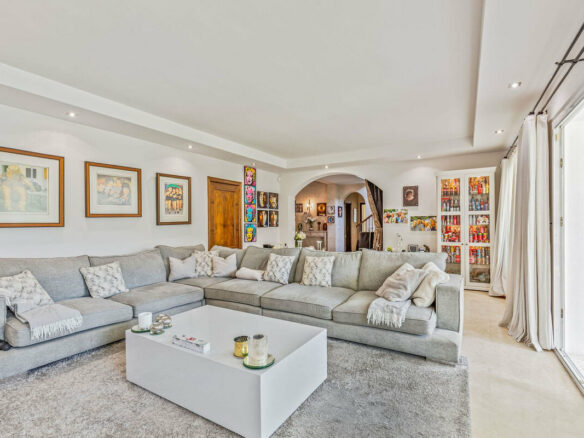 FOR SALE 🏡 Andalusian Four-Bedroom Villa 50 m from the Beach with Large Pool – Costalita, Estepona East 🇪🇸