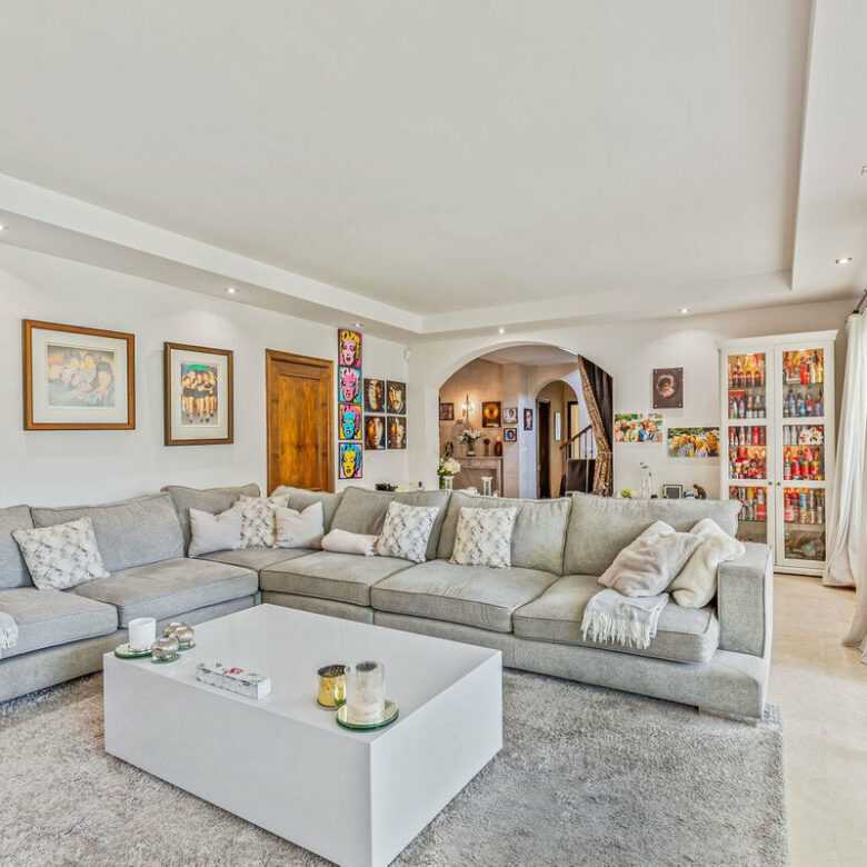 FOR SALE 🏡 Andalusian Four-Bedroom Villa 50 m from the Beach with Large Pool – Costalita, Estepona East 🇪🇸