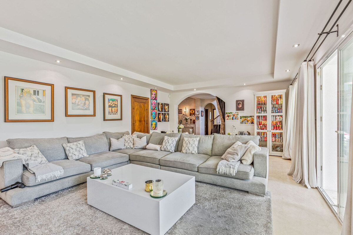 FOR SALE 🏡 Andalusian Four-Bedroom Villa 50 m from the Beach with Large Pool – Costalita, Estepona East 🇪🇸