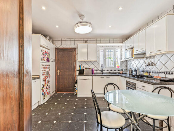 FOR SALE 🏡 Andalusian Four-Bedroom Villa 50 m from the Beach with Large Pool – Costalita, Estepona East 🇪🇸
