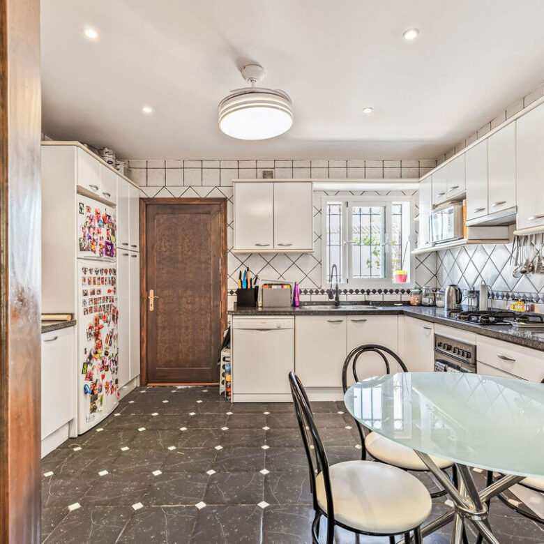 FOR SALE 🏡 Andalusian Four-Bedroom Villa 50 m from the Beach with Large Pool – Costalita, Estepona East 🇪🇸