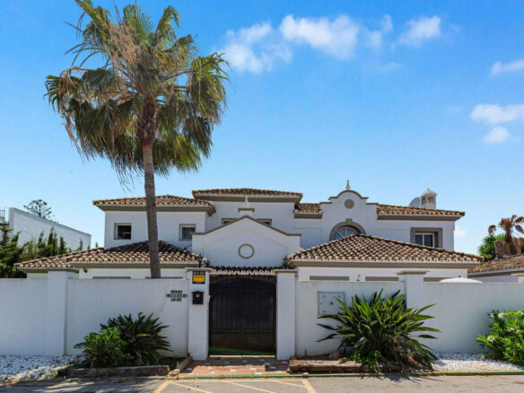 FOR SALE 🏡 Andalusian Four-Bedroom Villa 50 m from the Beach with Large Pool – Costalita, Estepona East 🇪🇸