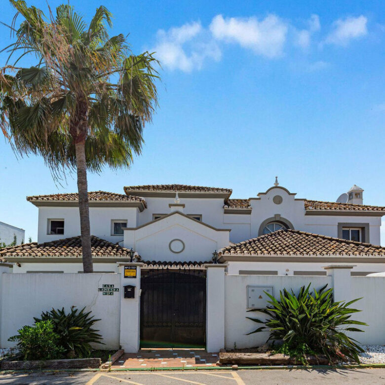 FOR SALE 🏡 Andalusian Four-Bedroom Villa 50 m from the Beach with Large Pool – Costalita, Estepona East 🇪🇸