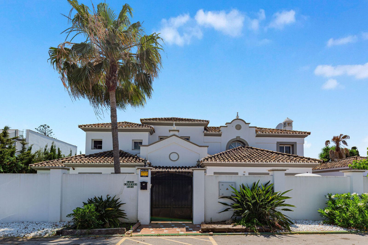 FOR SALE 🏡 Andalusian Four-Bedroom Villa 50 m from the Beach with Large Pool – Costalita, Estepona East 🇪🇸