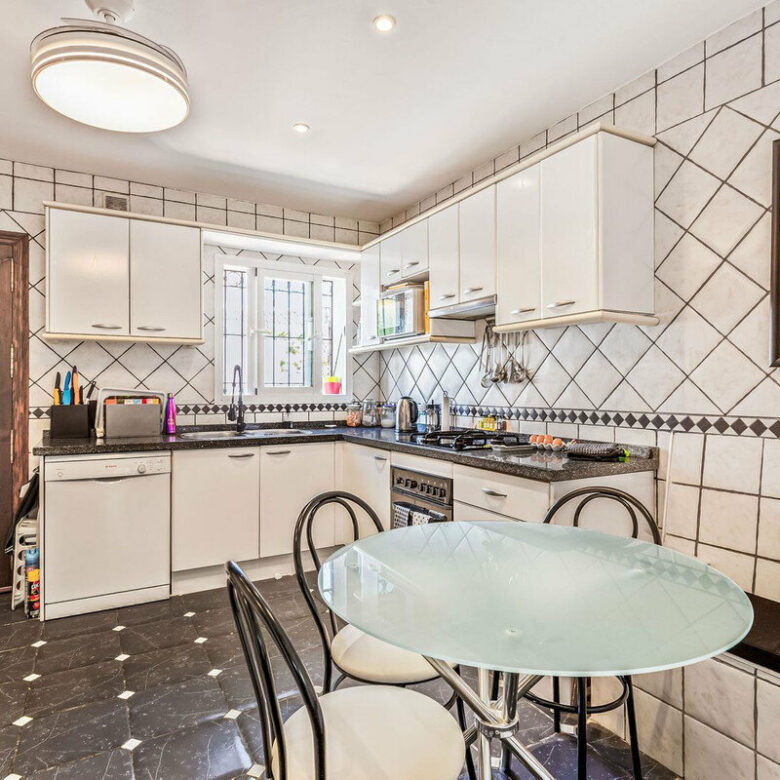 FOR SALE 🏡 Andalusian Four-Bedroom Villa 50 m from the Beach with Large Pool – Costalita, Estepona East 🇪🇸