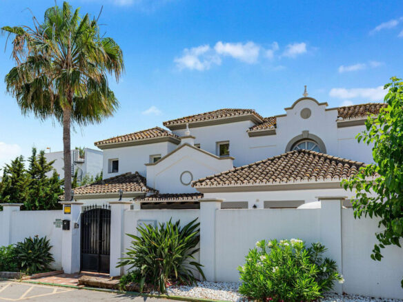 FOR SALE 🏡 Andalusian Four-Bedroom Villa 50 m from the Beach with Large Pool – Costalita, Estepona East 🇪🇸