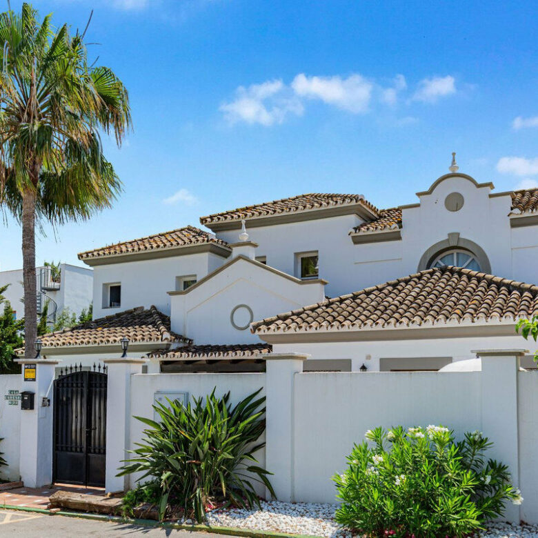 FOR SALE 🏡 Andalusian Four-Bedroom Villa 50 m from the Beach with Large Pool – Costalita, Estepona East 🇪🇸
