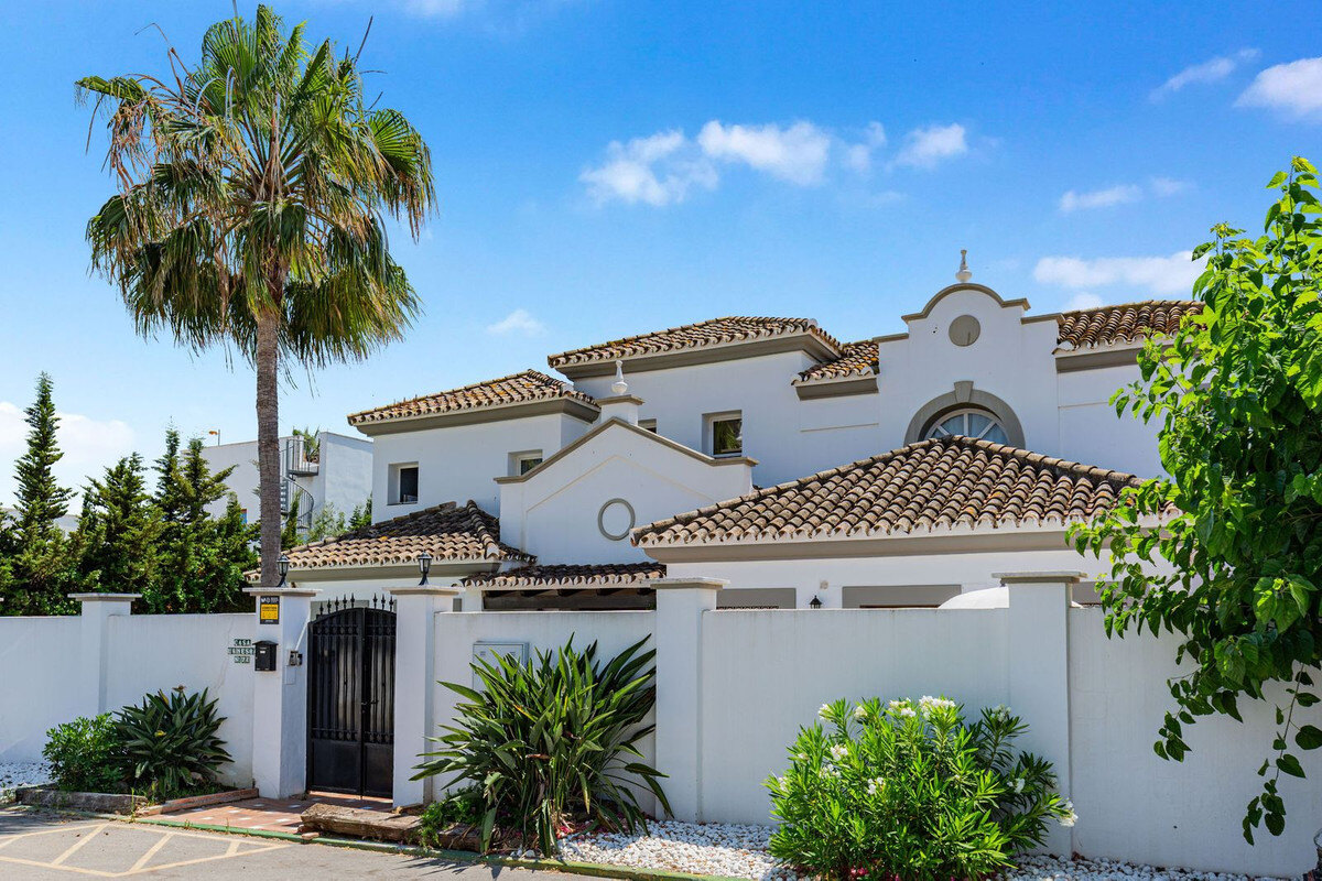 FOR SALE 🏡 Andalusian Four-Bedroom Villa 50 m from the Beach with Large Pool – Costalita, Estepona East 🇪🇸